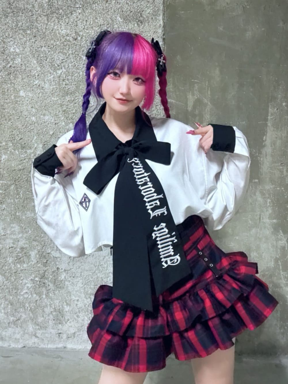 「Amilige、病みかわいい、個性派、ユニセックス、サブカル、地雷、体型カバー、雨の日コーデ、夏コーデ、デートコーデ、デート、シャツスタイル、チェック、ミニスカート、スニーカー」｜「Amiligeの刺繍リボンネクタイ付きバイカラーシャツ（シャツ/ブラウス、ホワイト系）」を使った、Amilige_officialさん（レディース・155cm）の夏コーディネートの2枚目の写真