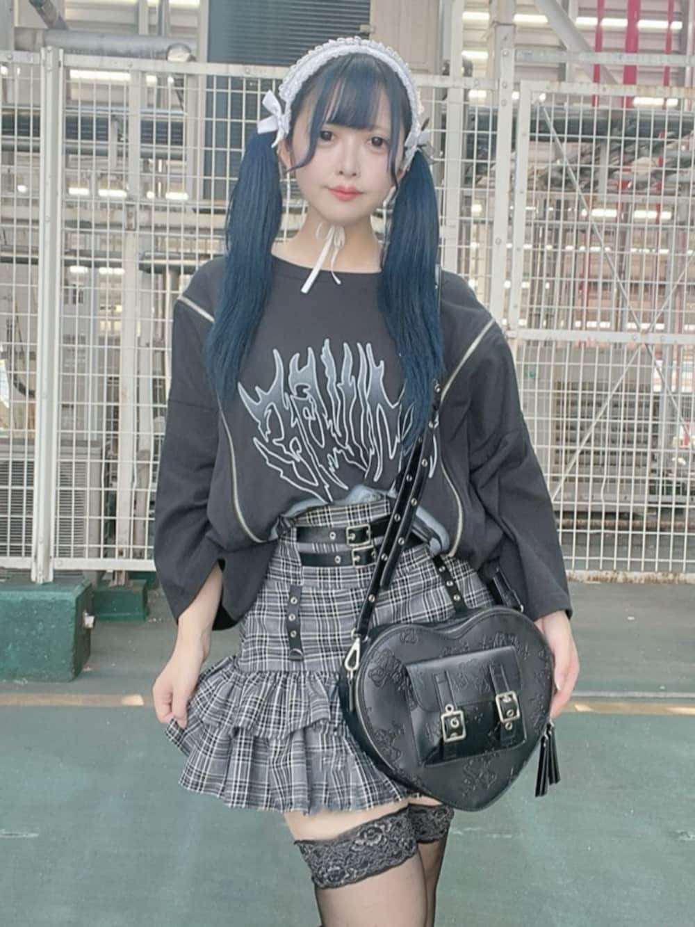 「Amilige、個性派、変形トップス、サブカル、地雷、体型カバー、デート、モノトーン、韓国ファッション、フェススタイル、夏コーデ、ブラック、Tシャツ、ミニスカート、スニーカー」｜「Amiligeのコルセット風フリルチェックスカート（スカート、グレー系）」を使った、Amilige_officialさん（レディース・148cm）の夏コーディネートの2枚目の写真