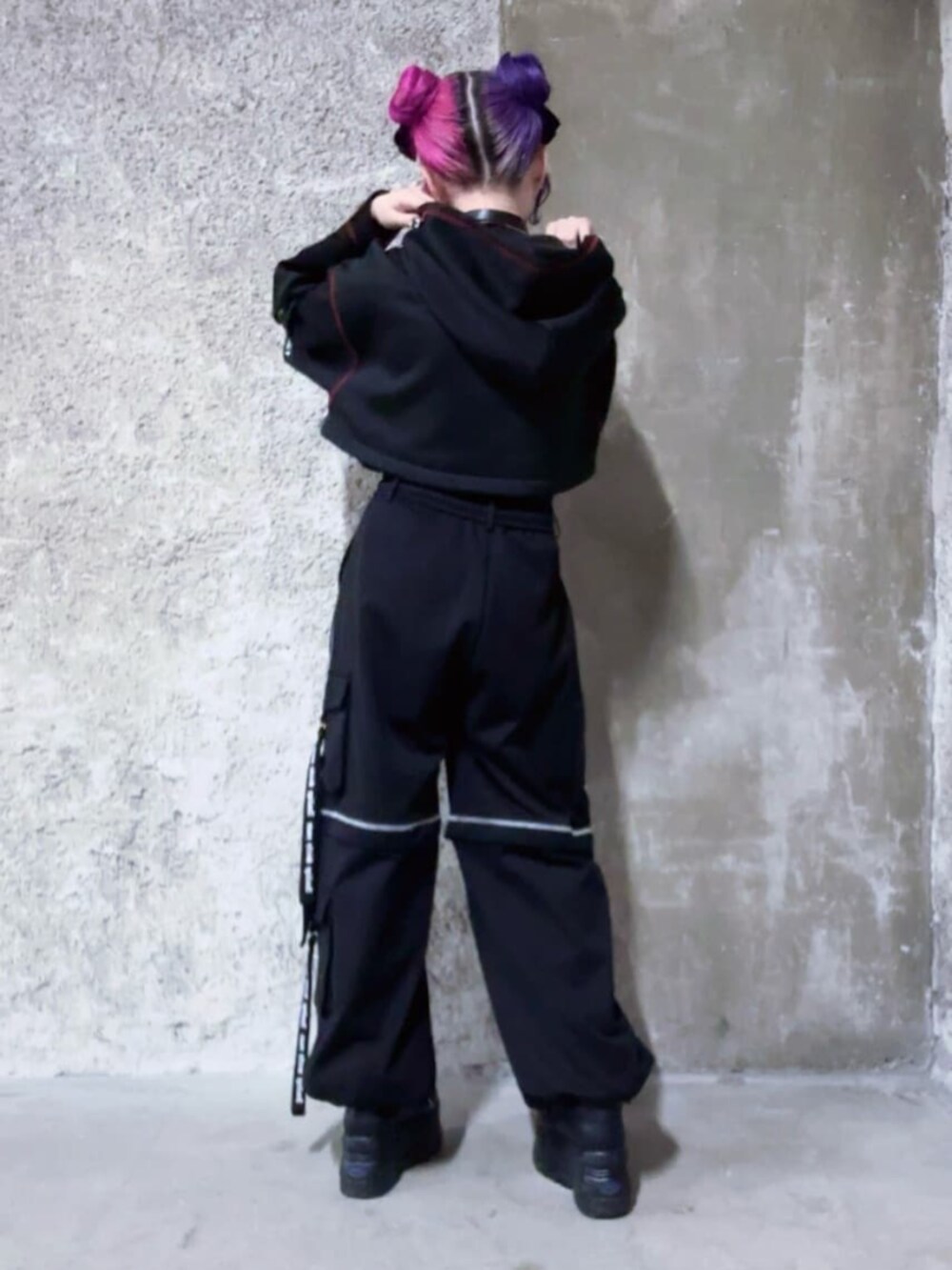 「最近のいい感じコーデ、モノトーン、韓国ファッション、ショートパンツ、休日スタイル、お出かけコーデ、ラフコーデ、ジェンダーレス、地雷、骨格ウェーブ、サブカル、ユニセックス、体型カバー、病みかわいい、個性派」｜「Amiligeの裏毛2Wayロゴテープジョガーパンツ（その他パンツ、ブラック系）」を使った、Amilige_officialさん（骨格ウェーブ・レディース・155cm）の春コーディネートの3枚目の写真