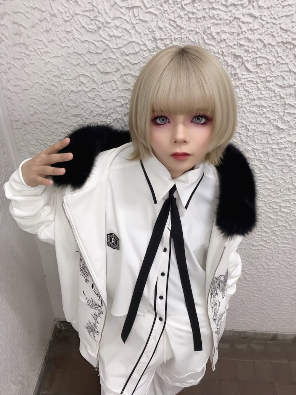 ホワイト系のパーカー、ホワイト系のシャツ/ブラウス、ホワイト系のスウェットパンツを着用したレディースの春コーディネートの3枚目の写真