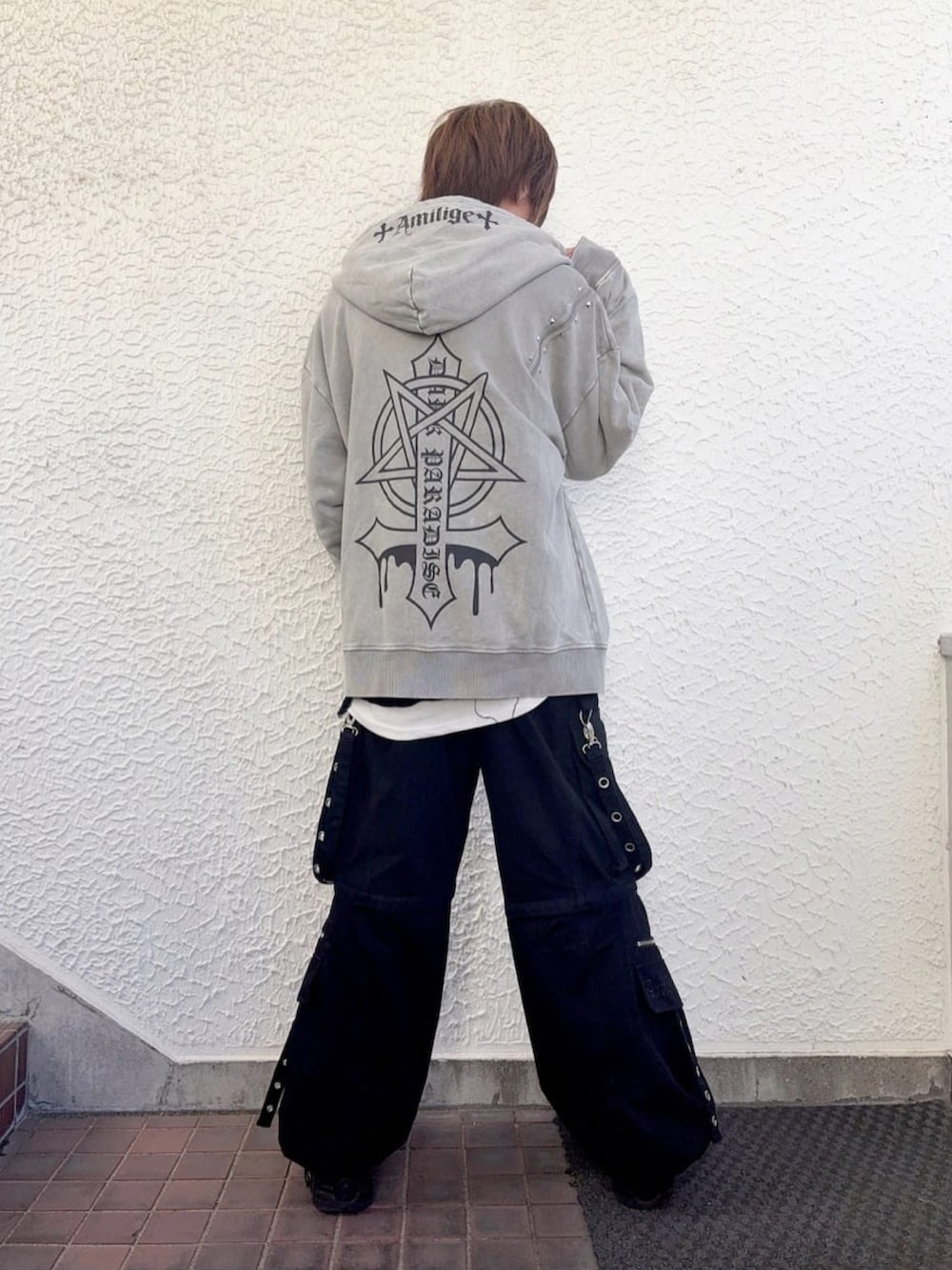 グレー系のパーカー、ブラック系のその他パンツを着用したメンズの春コーディネートの3枚目の写真