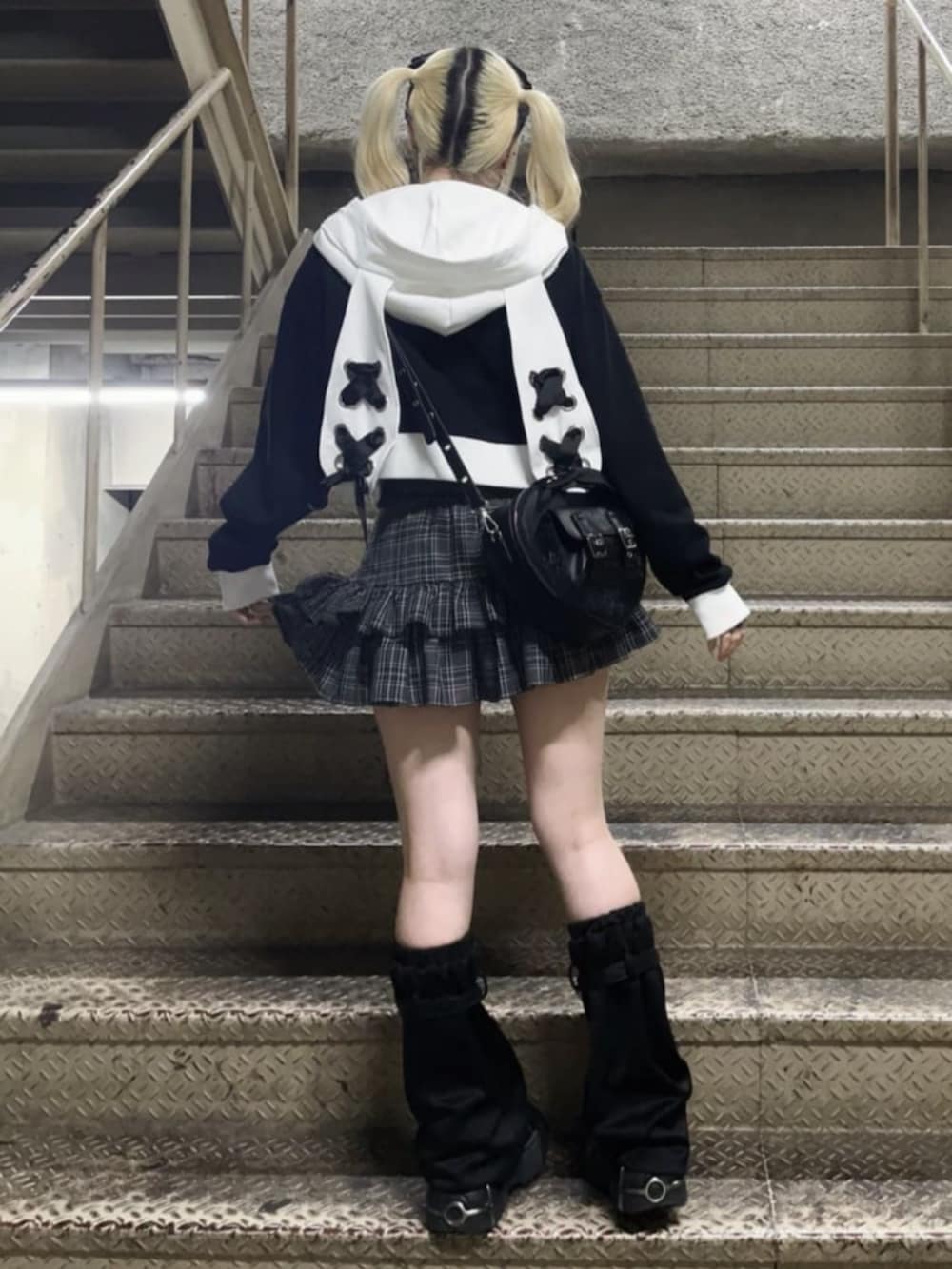 「モノトーン、雨の日コーデ、ミニスカート、お出かけコーデ、ショルダーバッグ、リボン、デートコーデ、Amilige、個性派、ユニセックス、体型カバー、骨格ウェーブ、サブカル、地雷、ゆるコーデ」｜「AmiligeのAL刺繍ジャージレッグカバー（レッグウォーマー、ブラック系）」を使った、Amilige_officialさん（骨格ウェーブ・レディース・155cm）の春コーディネートの3枚目の写真