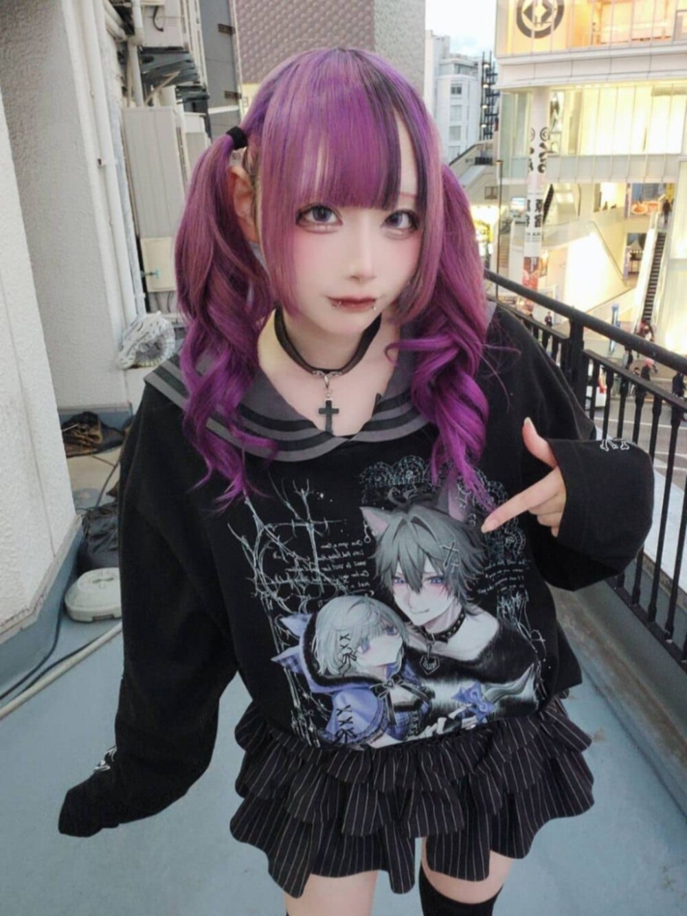 ブラック系のセットアップ、その他のその他パンツ、ブラック系のTシャツ/カットソーを着用したレディースの秋コーディネートの3枚目の写真
