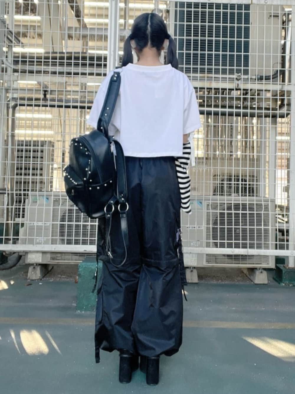 「レイヤードスタイル、韓国ファッション、春夏コーデ、休日スタイル、お出かけコーデ、低身長コーデ、ショルダーバッグ、雨の日コーデ、モノトーン、デートコーデ、Amilige、デート、病みかわいい、地雷、サブカル」｜「Amiligeのツギハギベアプリントクロップドトップス（Tシャツ/カットソー、ブラック系）」を使った、Amilige_officialさん（骨格ウェーブ・レディース・148cm）の春コーディネートの3枚目の写真
