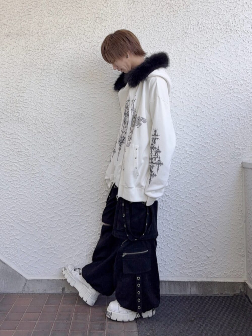 ブラック系のその他パンツ、ホワイト系のTシャツ/カットソー、ホワイト系のパーカーを着用したレディースの秋コーディネートの2枚目の写真