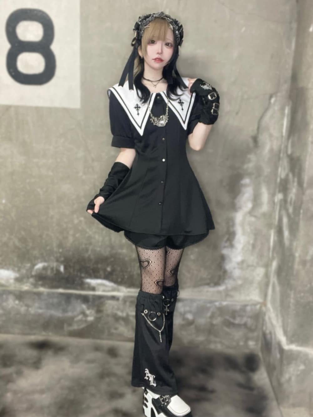 「Amilige、個性派、大人かわいい、サブカル、地雷、韓国ファッション、夏コーデ、ブラックコーデ、シンプルコーデ、着回しコーデ、パンツコーデ、セットアップ、スポーツミックス、ミニスカート、ショートパンツ」｜「AmiligeのAL刺繍ジャージレッグカバー（レッグウォーマー、ブラック系）」を使った、Amilige_officialさん（レディース・157cm）の夏コーディネートの2枚目の写真