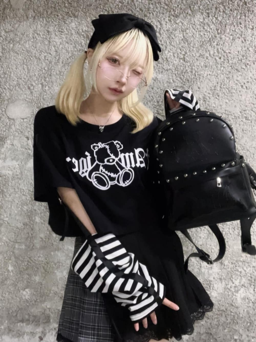 「モノトーン、雨の日コーデ、黒Tシャツ、ミニスカート、お出かけコーデ、デートコーデ、メガネ女子、Amilige、個性派、ユニセックス、体型カバー、骨格ウェーブ、サブカル、地雷、楽チンコーデ」｜「Amiligeのレッグカバー付きチェック切り替えプリーツスカート（スカート、ブラック系）」を使った、Amilige_officialさん（骨格ウェーブ・レディース・155cm）の春コーディネートの2枚目の写真