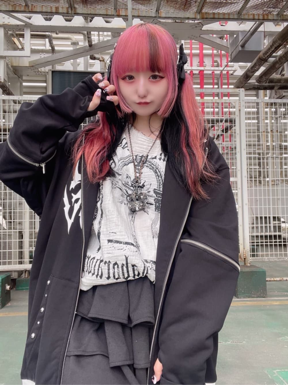 「Amilige、病みかわいい、ジェンダーレス、ユニセックス、サブカル、地雷、夏コーデ、デートコーデ、ブラックコーデ、レイヤードスタイル、モノクロ、白Tシャツ、セットアップ、スカート、スニーカー」｜「Amiligeのチャイナボタン付きパーカー＋フリルスカート（セットアップ、ブラック系）」を使った、Amilige_officialさん（レディース・155cm）の夏コーディネートの2枚目の写真