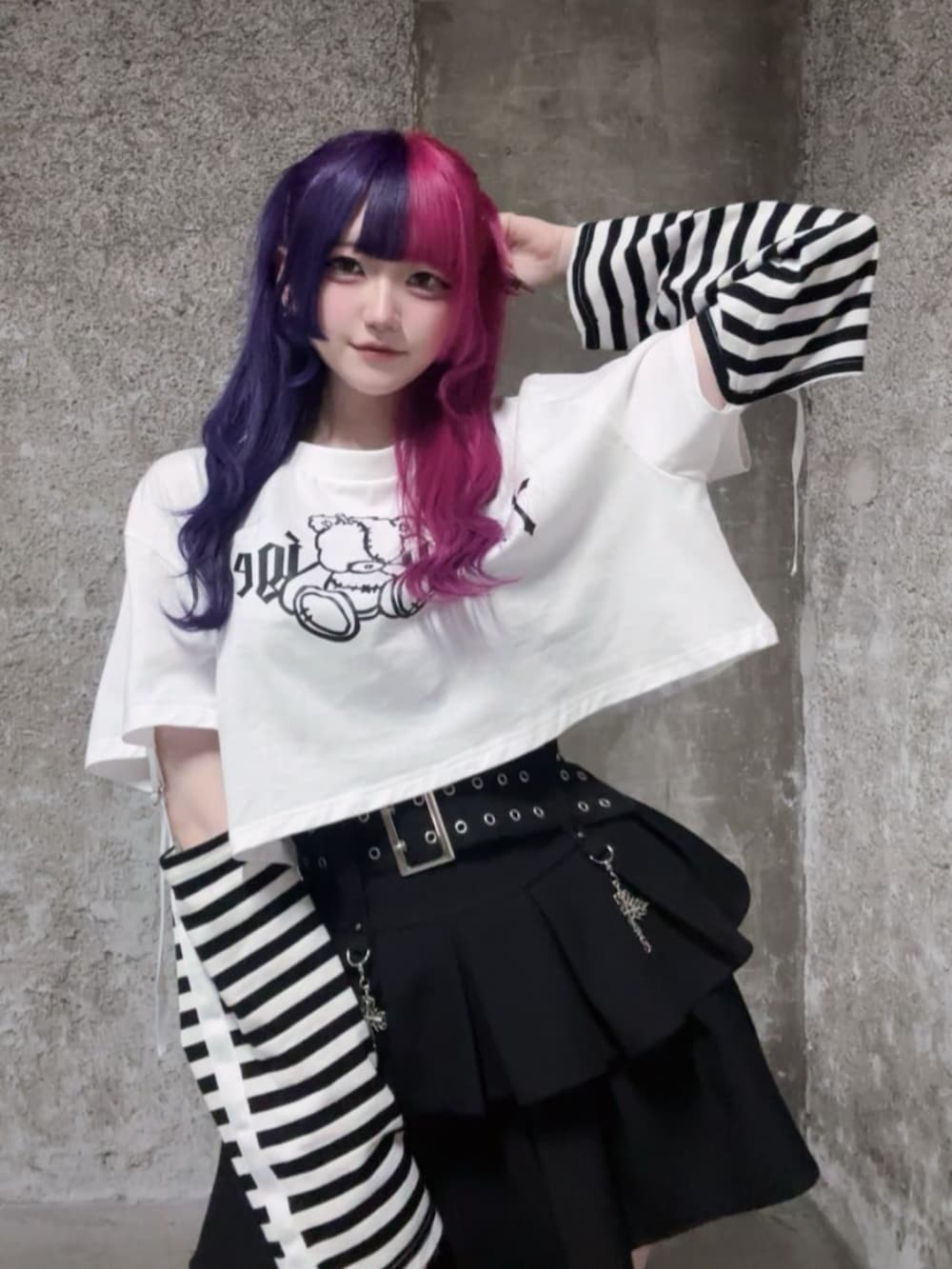 「レイヤードスタイル、韓国ファッション、ミニスカート、お出かけコーデ、モノトーン、雨の日コーデ、Amilige、個性派、ユニセックス、体型カバー、骨格ウェーブ、サブカル、地雷、今日のコーデ、Tシャツコーデ」｜「Amiligeのハトメベルト付きフレアスカート（スカート、ブラック系）」を使った、Amilige_officialさん（骨格ウェーブ・レディース・155cm）の春コーディネートの2枚目の写真