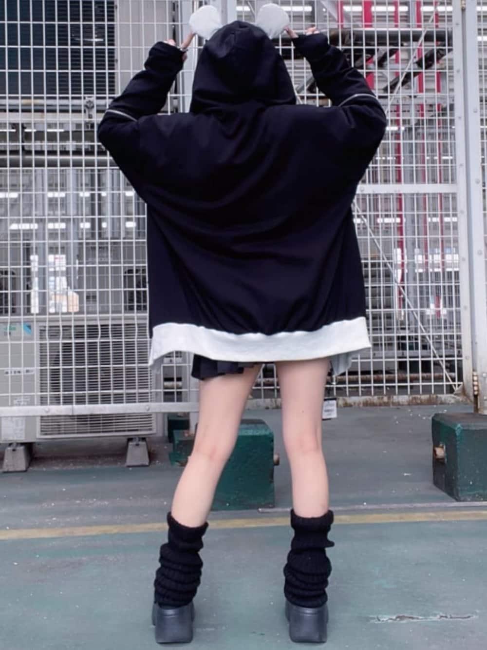 「Amilige、病みかわいい、ジェンダーレス、ユニセックス、サブカル、地雷、夏コーデ、デートコーデ、ブラックコーデ、レイヤードスタイル、モノクロ、白Tシャツ、セットアップ、スカート、スニーカー」｜「Amiligeのチャイナボタン付きパーカー＋フリルスカート（セットアップ、ブラック系）」を使った、Amilige_officialさん（レディース・155cm）の夏コーディネートの3枚目の写真