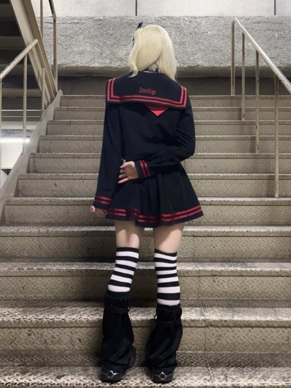 「リボン、お出かけコーデ、ミニスカート、モノトーン、セットアップ、ワンピース、韓国ファッション、春服コーデ、おでかけコーデ、着回しコーデ、大人ガーリー、骨格ウェーブ、体型カバー、病みかわいい、デートコーデ」｜「Amiligeのセーラーセットアップ（セットアップ、ブラック系）」を使った、Amilige_officialさん（骨格ウェーブ・レディース・155cm）の春コーディネートの3枚目の写真