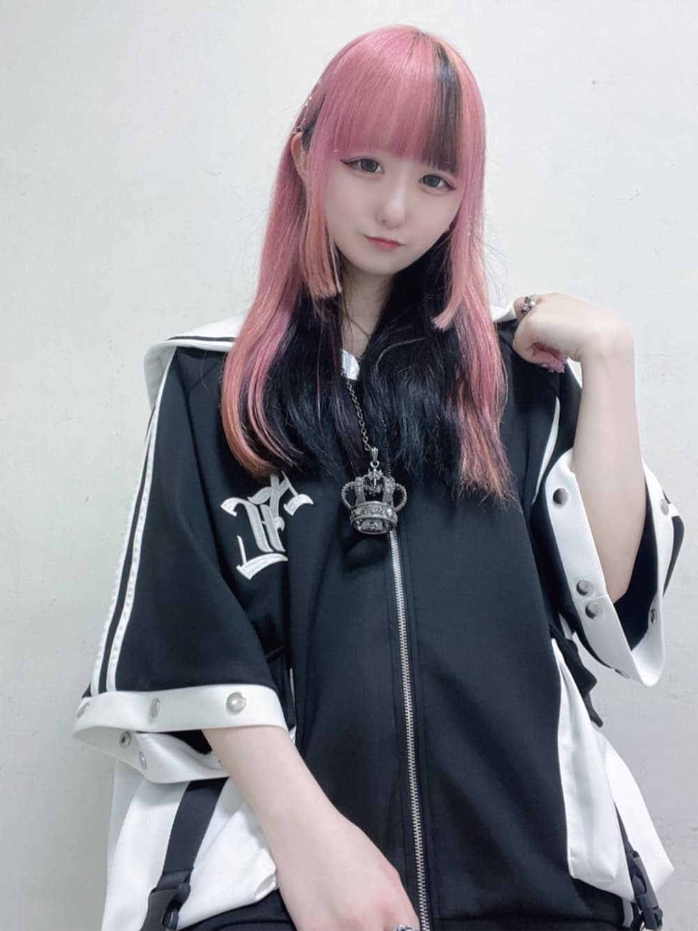 「モノトーン、雨の日コーデ、ミニスカート、お出かけコーデ、デートコーデ、ショートパンツ、Amilige、個性派、ユニセックス、体型カバー、骨格ウェーブ、サブカル、地雷、ゆるコーデ、韓国コーデ」｜「AmiligeのSatanバックプリントセーラーZIPジャージTOPS（ジャージ、ブラック系）」を使った、Amilige_officialさん（骨格ウェーブ・レディース・155cm）の春コーディネートの2枚目の写真