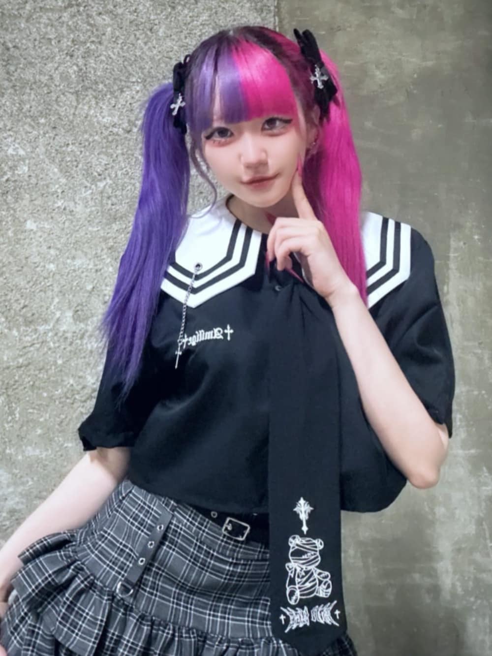 「Amilige、個性派、ユニセックス、病みかわいい、サブカル、地雷、韓国ファッション、夏コーデ、ブラックコーデ、お出かけコーデ、２ＷＡＹ、半袖、ミニスカート、ボーダー、スニーカー」｜「Amiligeのボーダーレッグウォーマー（レッグウォーマー、ブラック系）」を使った、Amilige_officialさん（レディース・155cm）の夏コーディネートの2枚目の写真