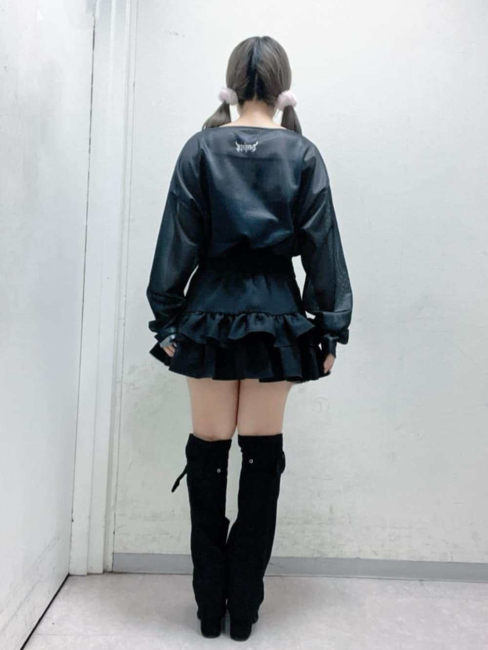 「Amilige、サブカル、低身長女子、大人かわいい、夏ルックで気分アップ、韓国ファッション、スカートスタイル、夏コーデ、お出かけコーデ、ブラックコーデ、涼しい、メッシュ、ロゴT、ミニスカート、スニーカー」｜「Amiligeのコルセット風フリルスカート（スカート、ブラック系）」を使った、Amilige_officialさん（レディース・148cm）の夏コーディネートの3枚目の写真
