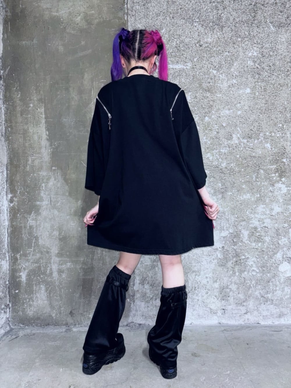 「Amilige、病みかわいい、個性派、ユニセックス、サブカル、地雷、体型カバー、骨格ウェーブ、フェススタイル、休日スタイル、テーマパークコーデ、お出かけコーデ、ブラックコーデ、レイヤードスタイル、ミニスカート」｜「Amiligeのハイウエストチュールスカート（スカート、ブラック系）」を使った、Amilige_officialさん（レディース・155cm）の夏コーディネートの3枚目の写真