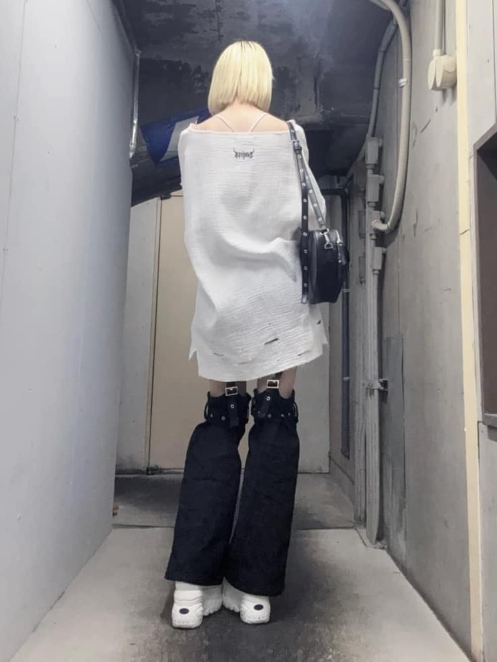 「Amilige、ユニセックス、地雷、サブカル、ストリート、病みかわいい、個性派、骨格ウェーブ、夏服コーデ、雨の日コーデ、レイヤードスタイル、休日スタイル、モノトーン、体型カバー、スニーカー」｜「Amiligeのダメージガーゼトップス（Tシャツ/カットソー、ホワイト系）」を使った、Amilige_officialさん（レディース・162cm）の春コーディネートの3枚目の写真