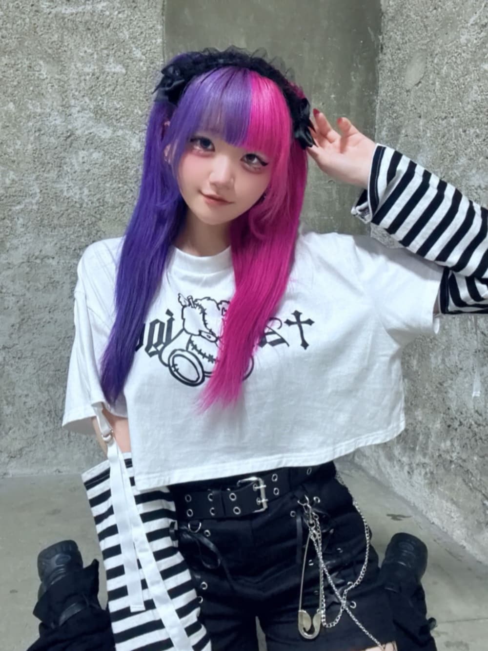 「Amilige、個性派、病みかわいい、サブカル、地雷、骨格ウェーブ、韓国ファッション、カラーコーデ、夏コーデ、ブラックコーデ、ボーダー、ロゴT、白Tシャツ、ショートパンツ、厚底シューズ」｜「Amiligeのツギハギベアプリントクロップドトップス（Tシャツ/カットソー、ホワイト系）」を使った、Amilige_officialさん（レディース・155cm）の夏コーディネートの2枚目の写真