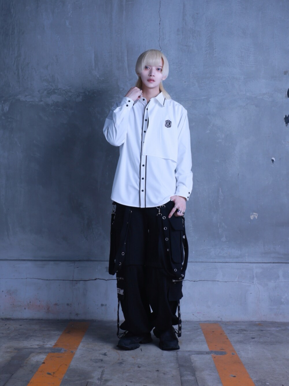 ホワイト系のシャツ/ブラウスを着用したメンズの春コーディネートの3枚目の写真