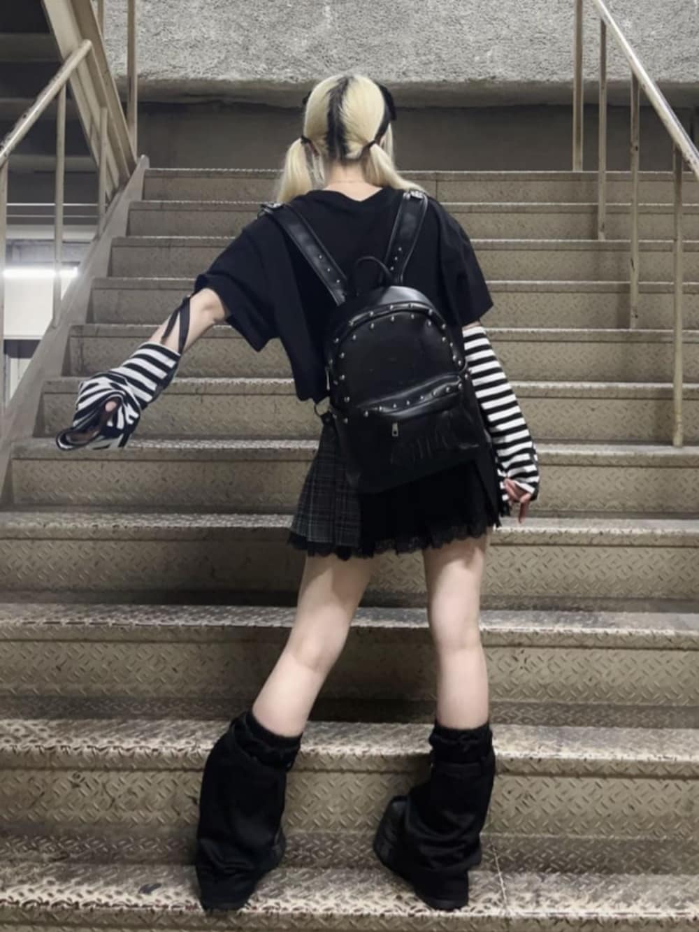 「モノトーン、雨の日コーデ、黒Tシャツ、ミニスカート、お出かけコーデ、デートコーデ、メガネ女子、Amilige、個性派、ユニセックス、体型カバー、骨格ウェーブ、サブカル、地雷、楽チンコーデ」｜「Amiligeのレッグカバー付きチェック切り替えプリーツスカート（スカート、ブラック系）」を使った、Amilige_officialさん（骨格ウェーブ・レディース・155cm）の春コーディネートの3枚目の写真