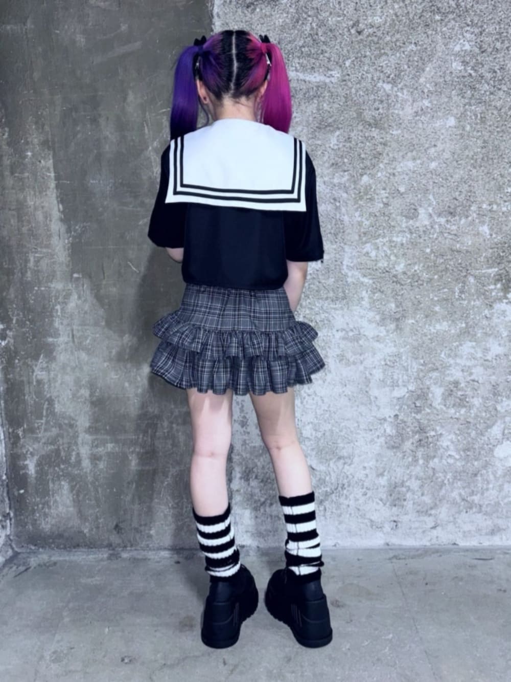 「Amilige、個性派、ユニセックス、病みかわいい、サブカル、地雷、韓国ファッション、夏コーデ、ブラックコーデ、お出かけコーデ、２ＷＡＹ、半袖、ミニスカート、ボーダー、スニーカー」｜「Amiligeのボーダーレッグウォーマー（レッグウォーマー、ブラック系）」を使った、Amilige_officialさん（レディース・155cm）の夏コーディネートの3枚目の写真