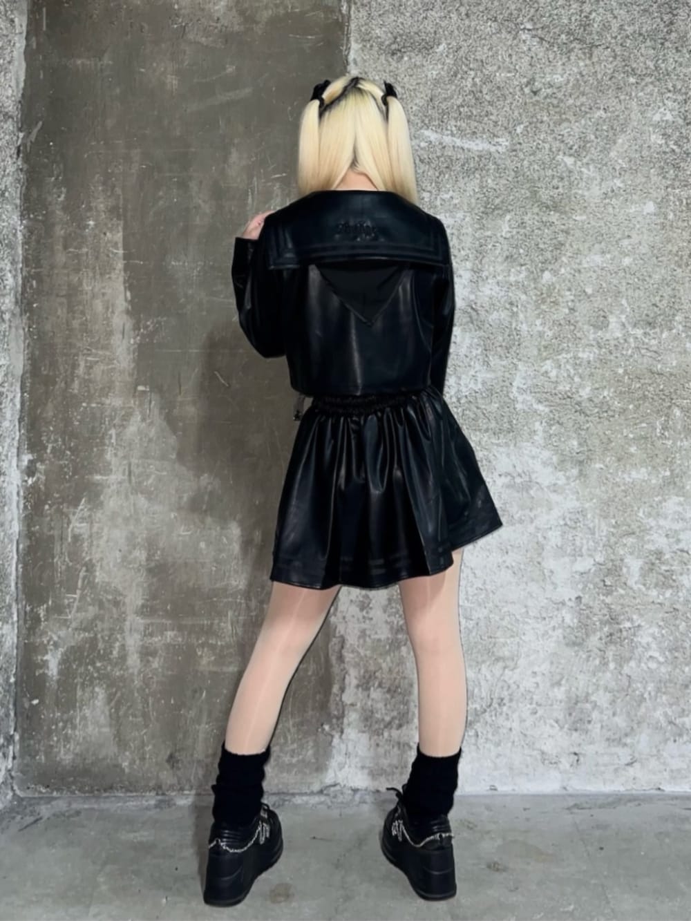 ブラック系のセットアップ、ブラック系のレッグウォーマーを着用したレディースの秋コーディネートの2枚目の写真