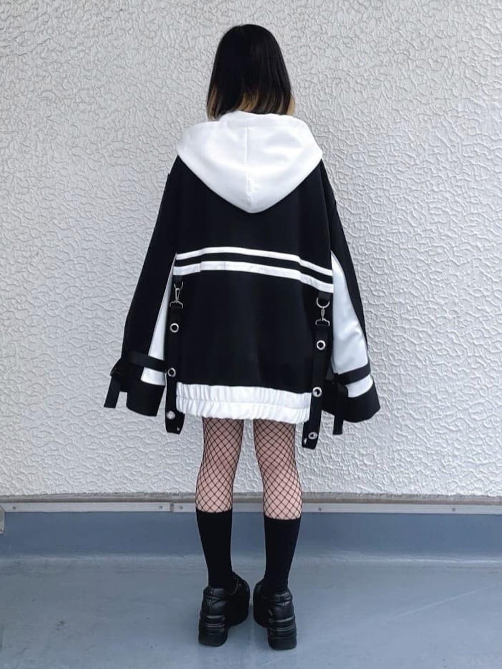 ブラック系のパーカーを着用したレディースの春コーディネートの2枚目の写真