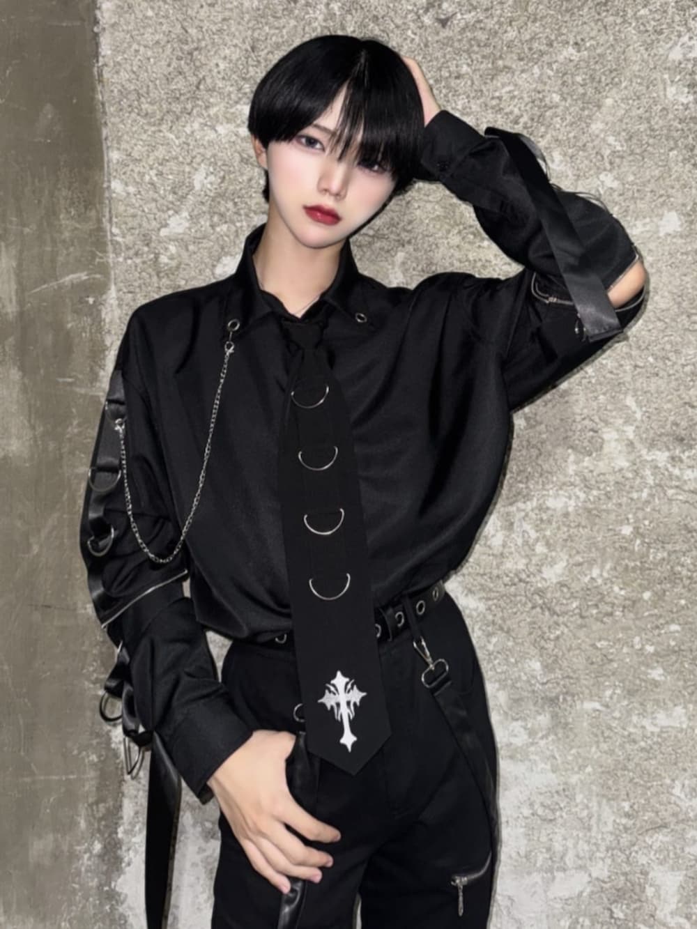 「Amilige、個性派、ジェンダーレス、サブカル、地雷、推し活、韓国ファッション、きれいめコーディネート、ブラックコーデ、カラーコーデ、テーマパークコーデ、モノトーン、シルバー、ブラック、パンク」｜「Amiligeのリングクロス刺繍ネクタイ（ネクタイ、ブラック系）」を使った、Amilige_officialさん（メンズ・162cm）の夏コーディネートの2枚目の写真