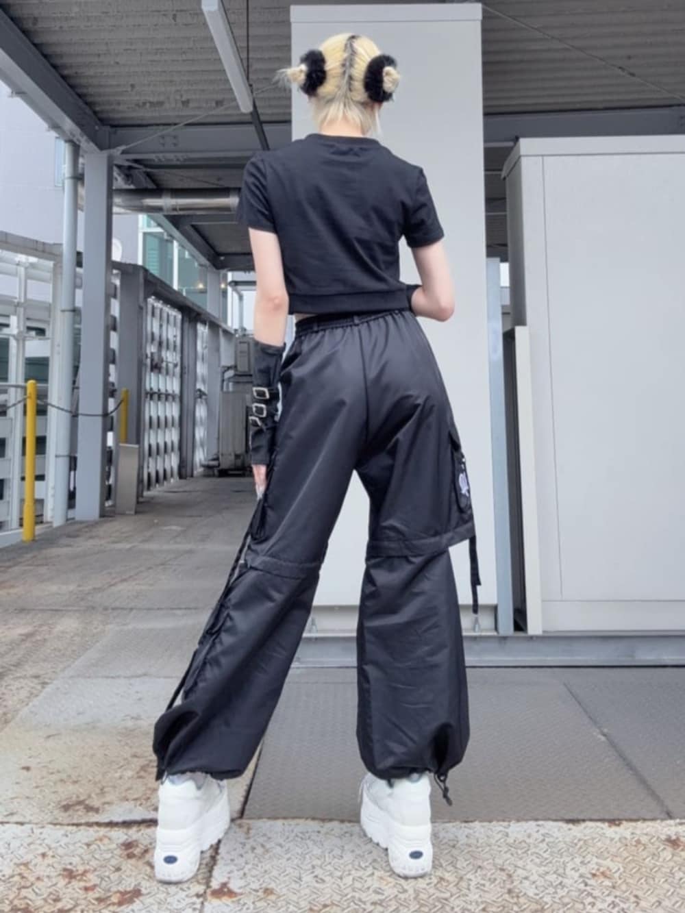 「モノトーン、ワイドパンツ、雨の日コーデ、黒Tシャツ、デートコーデ、Amilige、病みかわいい、ユニセックス、体型カバー、骨格ウェーブ、サブカル、地雷、個性派、ラフコーデ、夏」｜「AmiligeのDARK ANGEL BEARラインストーンチビTシャツ（Tシャツ/カットソー、ブラック系）」を使った、Amilige_officialさん（骨格ウェーブ・レディース・162cm）の春コーディネートの3枚目の写真