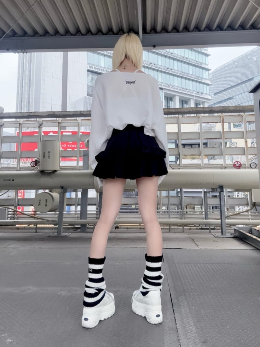 「Amilige、病みかわいい、ジェンダーレス、サブカル、地雷、個性派、夏、夏コーデ、春夏コーデ、デートコーデ、韓国ファッション、モノクロ、ロゴT、白Tシャツ、ミニスカート」｜「Amiligeのコルセット風フリルスカート（スカート、ブラック系）」を使った、Amilige_officialさん（レディース・162cm）の夏コーディネートの3枚目の写真