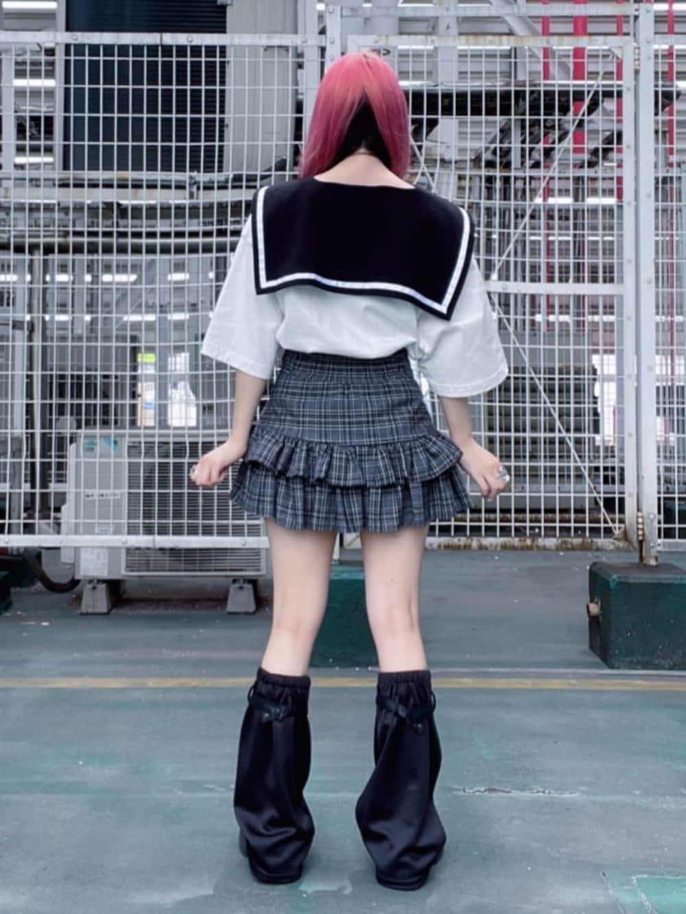 「柄シャツ、白Tシャツ、韓国ファッション、ミニスカート、お出かけコーデ、雨の日コーデ、デートコーデ、Amilige、個性派、体型カバー、骨格ウェーブ、サブカル、地雷、着回しコーデ、初夏コーデ」｜「AmiligeのAL刺繍ジャージレッグカバー（レッグウォーマー、ブラック系）」を使った、Amilige_officialさん（骨格ウェーブ・レディース・155cm）の春コーディネートの2枚目の写真
