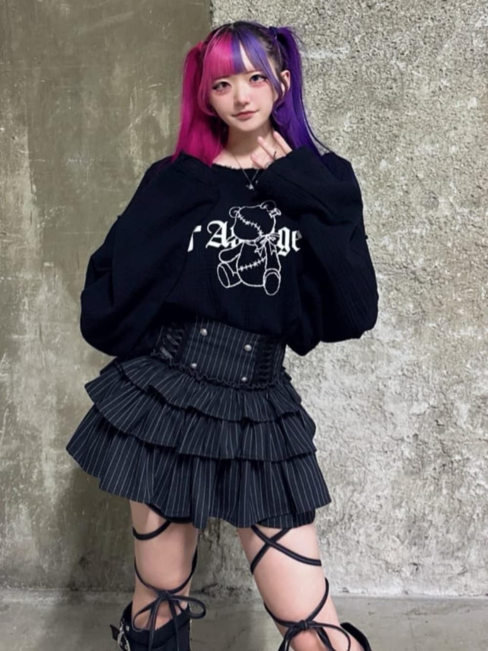 その他のその他パンツ、ブラック系のTシャツ/カットソーを着用したレディースの秋コーディネートの3枚目の写真