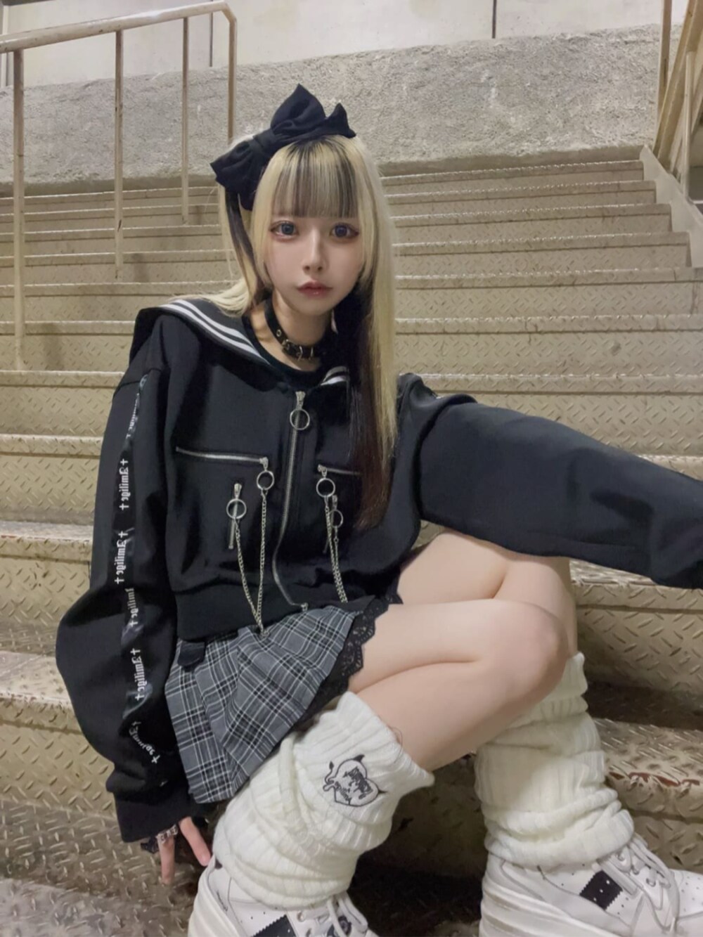 「モノトーン、春夏コーデ、シンプルコーデ、韓国ファッション、休日スタイル、ショートパンツ、ミニスカート、地雷、サブカル、骨格ウェーブ、Amilige、デート、デートコーデ、個性派、体型カバー」｜「Amiligeのレッグカバー付きチェック切り替えプリーツスカート（スカート、ブラック系）」を使った、Amilige_officialさん（骨格ウェーブ・レディース・155cm）の春コーディネートの3枚目の写真