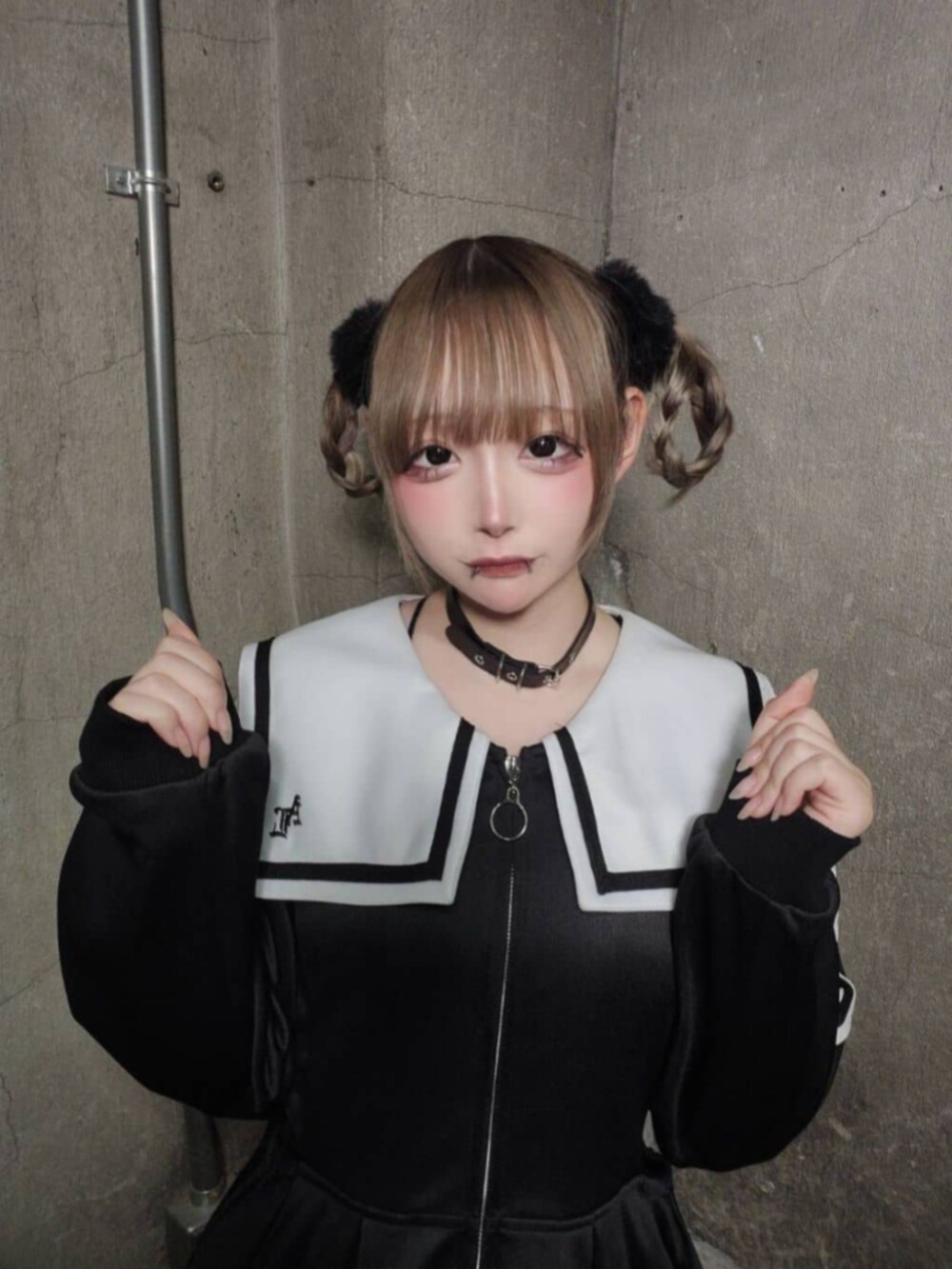 「Amilige、個性派、ジェンダーレス、サブカル、地雷、デート、骨格ウェーブ、体型カバー、ブラックコーデ、楽ちんコーデ、フェミニンコーデ、女子会コーデ、大人ガーリー、セーラーカラー、厚底シューズ」｜「Amiligeのセーラーカラーサイドあきジャージワンピース（ワンピース、ブラック系）」を使った、Amilige_officialさん（レディース・163cm）の夏コーディネートの2枚目の写真
