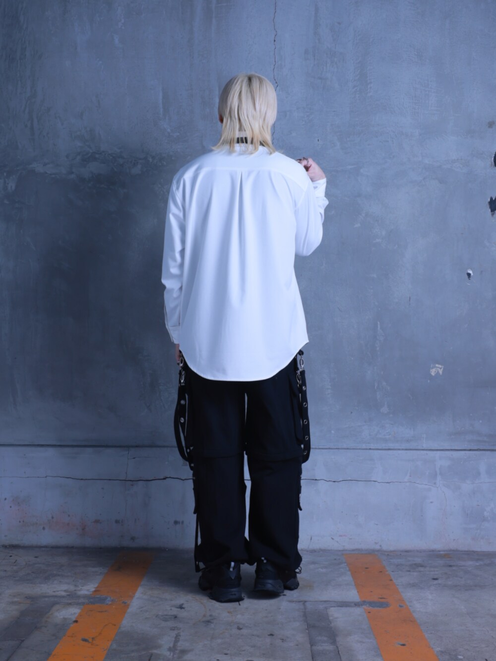 ホワイト系のシャツ/ブラウスを着用したメンズの春コーディネートの4枚目の写真