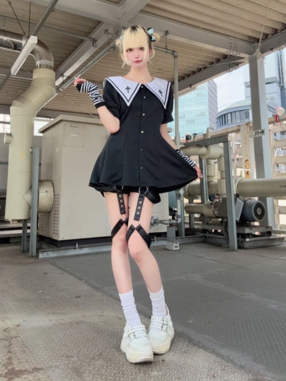 「Amilige、ユニセックス、サブカル、地雷、夏ファッション、韓国ファッション、リラックススタイル、夏コーデ、ブラックコーデ、推し活コーデ、160cm台コーデ、スポーツミックス、セットアップ、ミニスカート、ショートパンツ」｜「Amiligeのガーターベルト付パンツ（その他パンツ、ブラック系）」を使った、Amilige_officialさん（レディース・162cm）の夏コーディネートの2枚目の写真