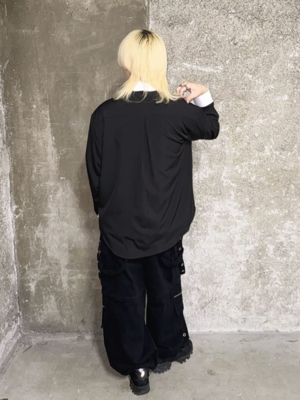 「モノトーン、ワイドパンツ、シャツスタイル、雨の日コーデ、黒Tシャツ、お出かけコーデ、ネクタイ、デートコーデ、女子ウケ、Amilige、デート、個性派、ユニセックス、地雷、サブカル」｜「Amiligeの刺繍リボンネクタイ付きバイカラーシャツ（シャツ/ブラウス、ブラック系）」を使った、Amilige_officialさん（メンズ・177cm）の春コーディネートの3枚目の写真