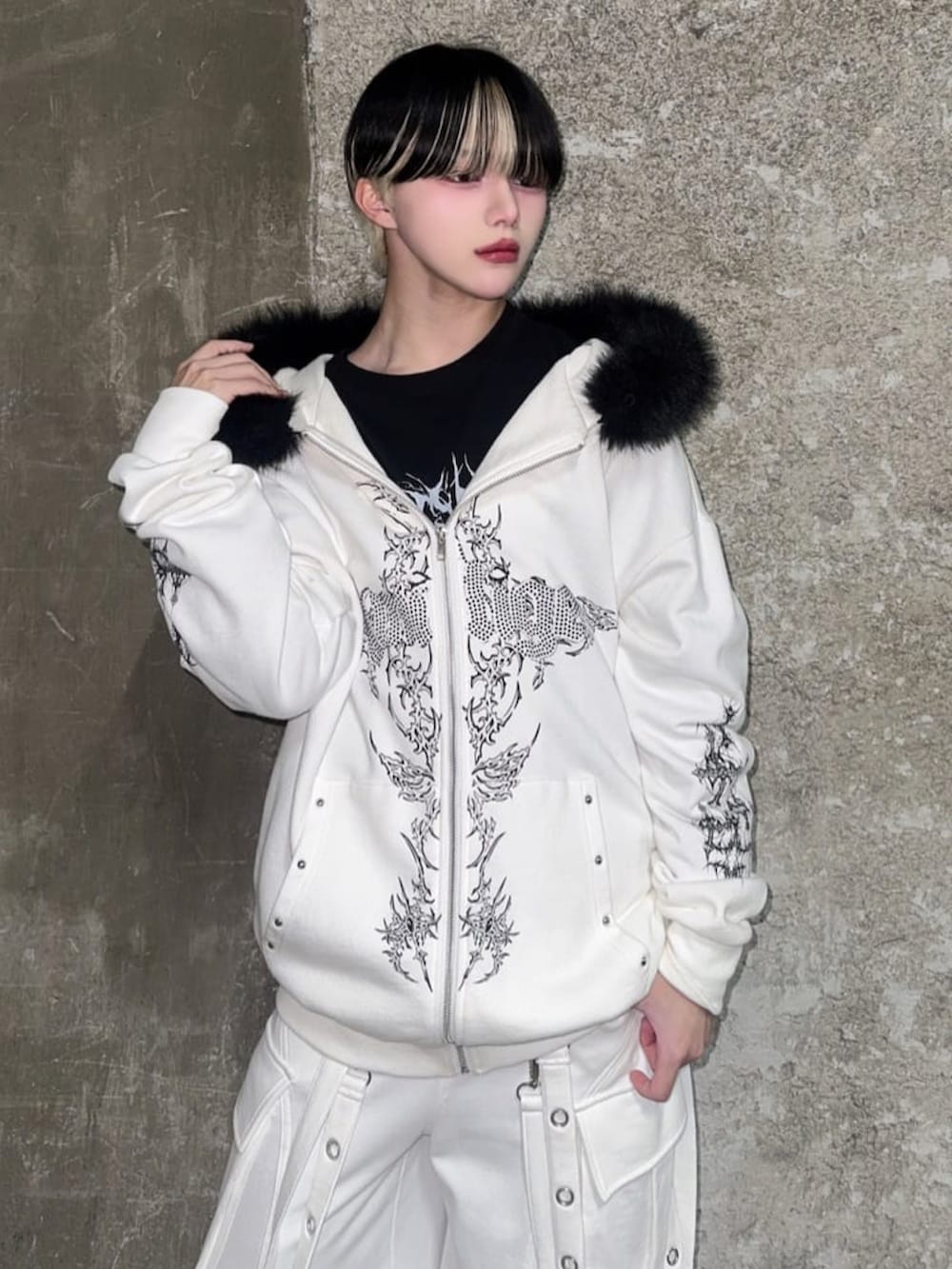 ホワイト系のパーカー、ブラック系のTシャツ/カットソー、ホワイト系のスウェットパンツを着用したメンズの春コーディネートの3枚目の写真