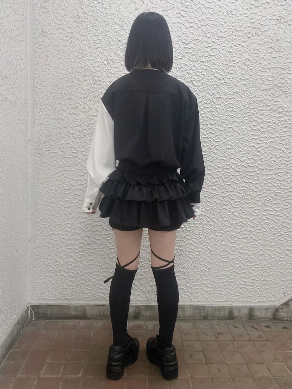 ホワイト系のシャツ/ブラウス、ブラック系のその他パンツを着用したレディースの春コーディネートの2枚目の写真