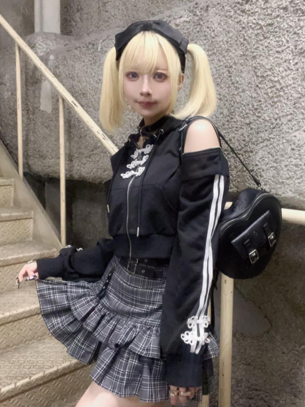 「ショルダーバッグ、レイヤードスタイル、韓国ファッション、ミニスカート、雨の日コーデ、モノトーン、デートコーデ、女子ウケ、Amilige、デート、個性派、体型カバー、骨格ウェーブ、サブカル、地雷」｜「Amiligeのチャイナボタン付きパーカー＋フリルスカート（セットアップ、ブラック系）」を使った、Amilige_officialさん（骨格ウェーブ・レディース・155cm）の春コーディネートの2枚目の写真