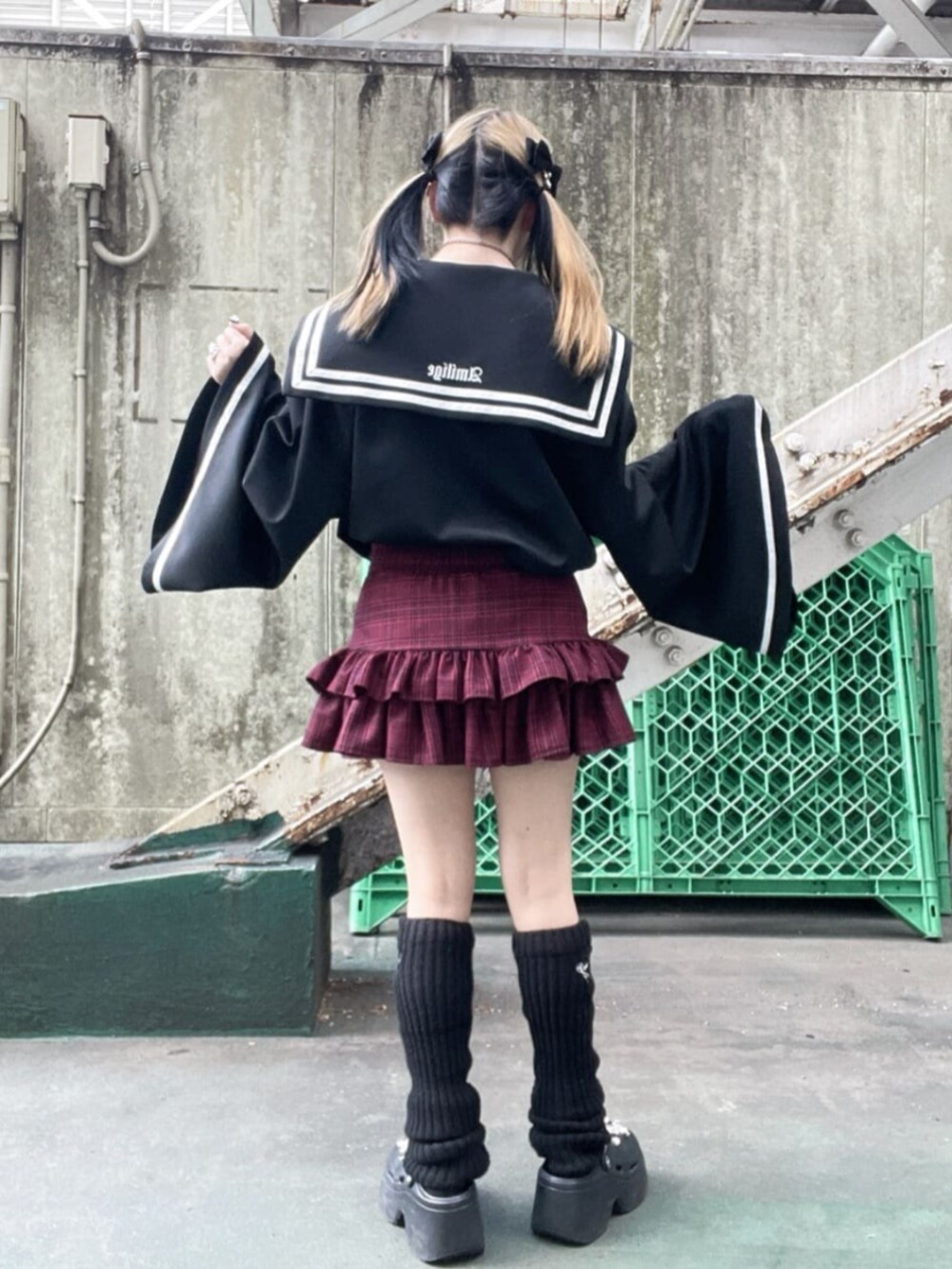 「お出かけコーデ、ミニスカート、リボン、モノトーン、春夏コーデ、ショートパンツ、休日スタイル、骨格ウェーブ、サブカル、地雷、体型カバー、ユニセックス、病みかわいい、個性派、Amilige」｜「Amiligeのコルセット風フリルチェックスカート（スカート、レッド系）」を使った、Amilige_officialさん（骨格ウェーブ・レディース・155cm）の春コーディネートの3枚目の写真