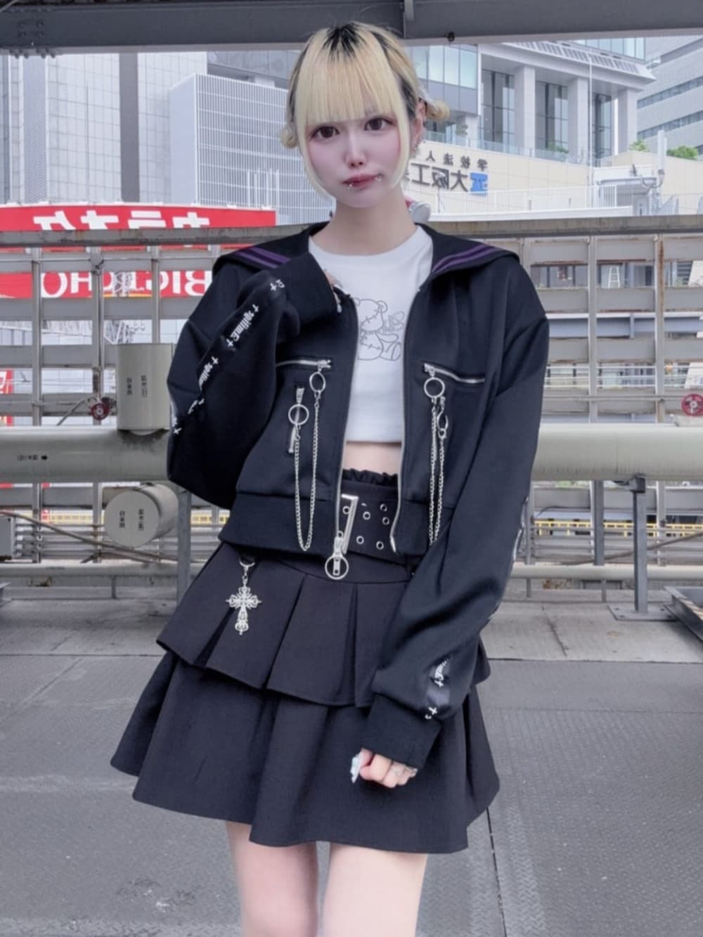 ブラック系のスカート、ホワイト系のTシャツ/カットソー、ブラック系のジャージを着用したレディースの春コーディネートの2枚目の写真