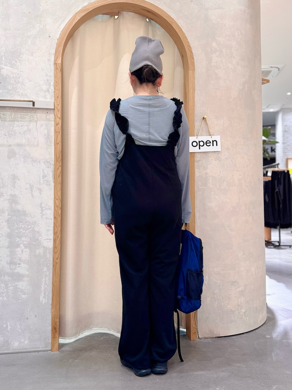 ブルー系のバックパック/リュック、ブラック系のつなぎ/オールインワン、ホワイト系のTシャツ/カットソーを着用したレディースの秋コーディネートの3枚目の写真