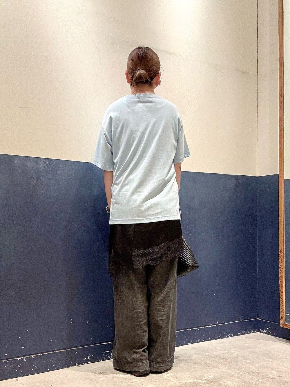 ブラック系のショルダーバッグ、ブラック系のデニムパンツ、ブルー系のTシャツ/カットソーを着用したレディースの夏コーディネートの3枚目の写真