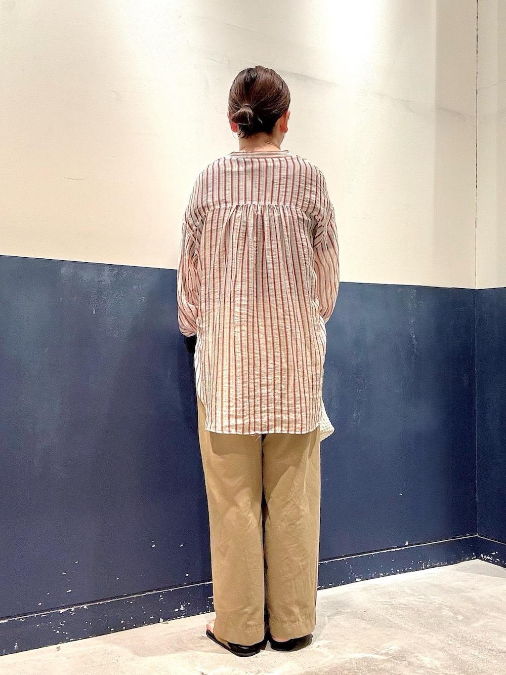 ベージュ系のデニムパンツ、ホワイト系のショルダーバッグ、イエロー系のサンダルを着用したレディースの夏コーディネートの3枚目の写真