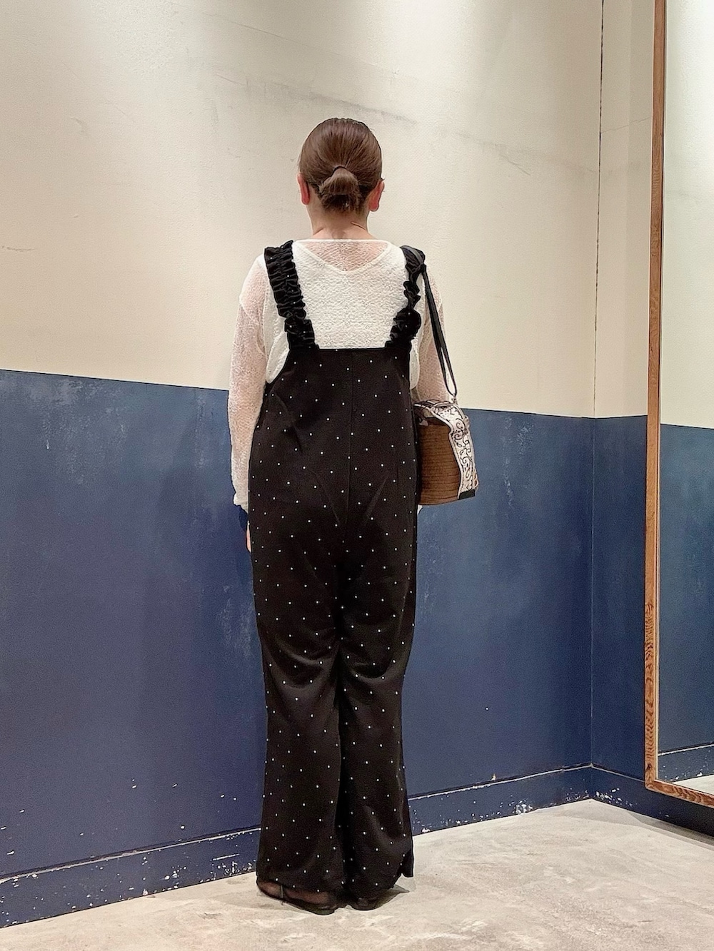 ブラック系のパンプス、ホワイト系のTシャツ/カットソー、ブラウン系のトートバッグを着用したレディースの夏コーディネートの3枚目の写真