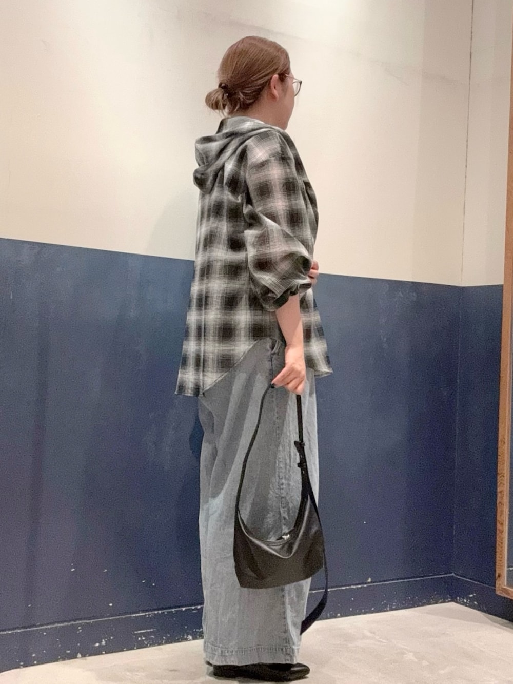 「チャオパニックティピー(CIAOPANIC TYPY)、ママコーデ、高身長女子、30代コーデ、おしゃれさんと繋がりたい、オトナカジュアル、オトナ女子、シンプルコーデ、ラクチンコーデ、チェック、ショルダーバッグ、デニム、秋服準備はじめました、メガネ女子、シャツスタイル」｜「CIAOPANIC TYPYの【S～XL展開】アソート素材フラットミュール（パンプス、ブラック系）」を使った、ogitypyさん（骨格ストレート・レディース・165cm）の秋コーディネートの2枚目の写真