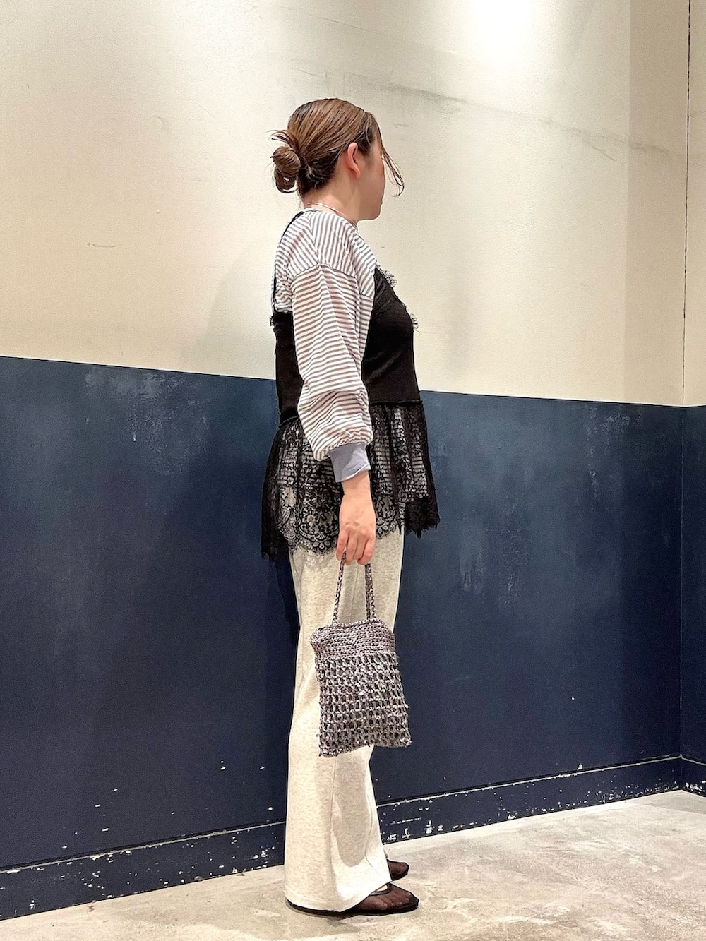 ブラック系のパンプス、グレー系のショルダーバッグ、ブラック系のキャミソールを着用したレディースの春コーディネートの2枚目の写真