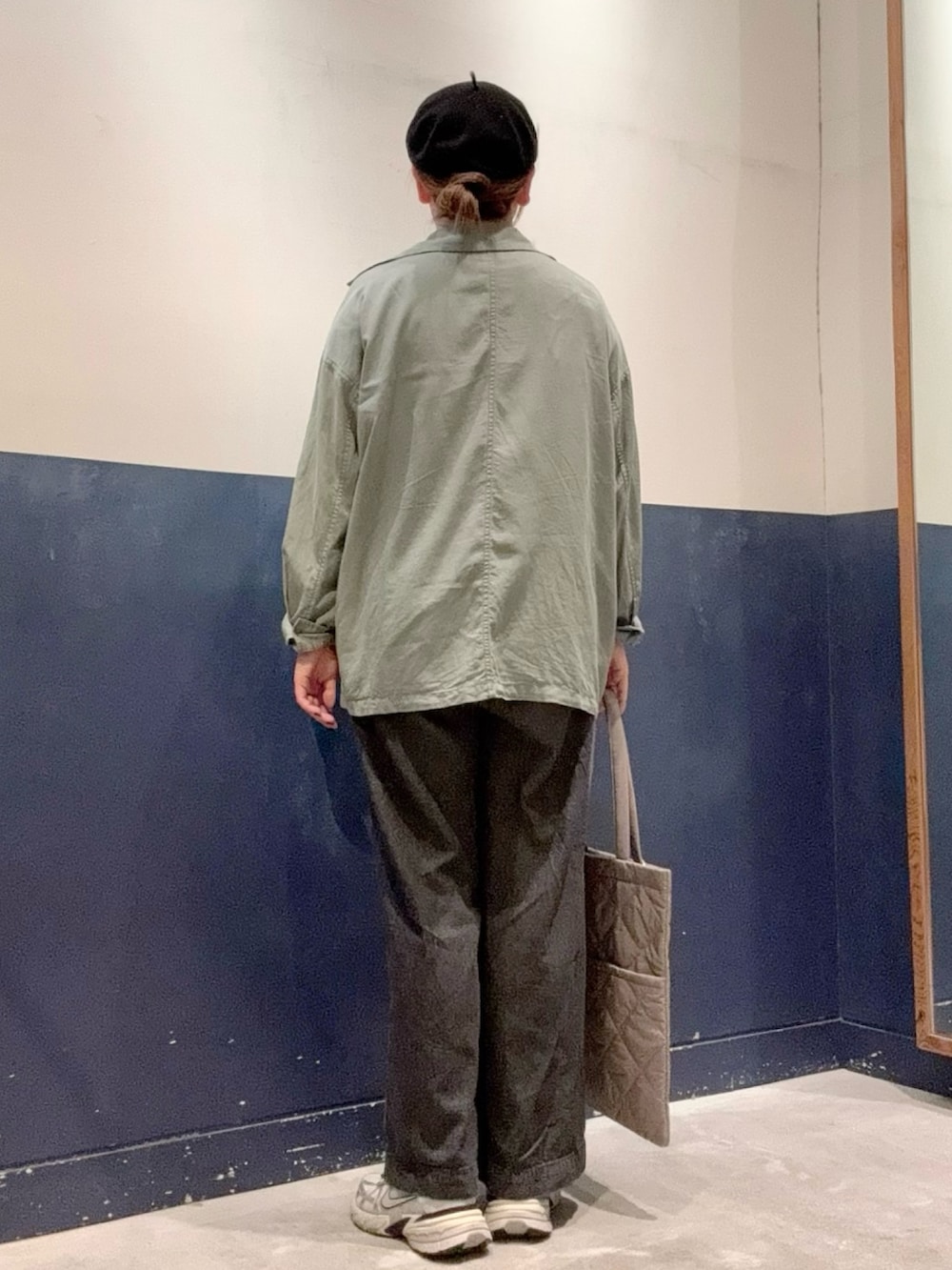 グリーン系のシャツ/ブラウス、ホワイト系のTシャツ/カットソー、ブラック系のデニムパンツを着用したレディースの秋コーディネートの3枚目の写真