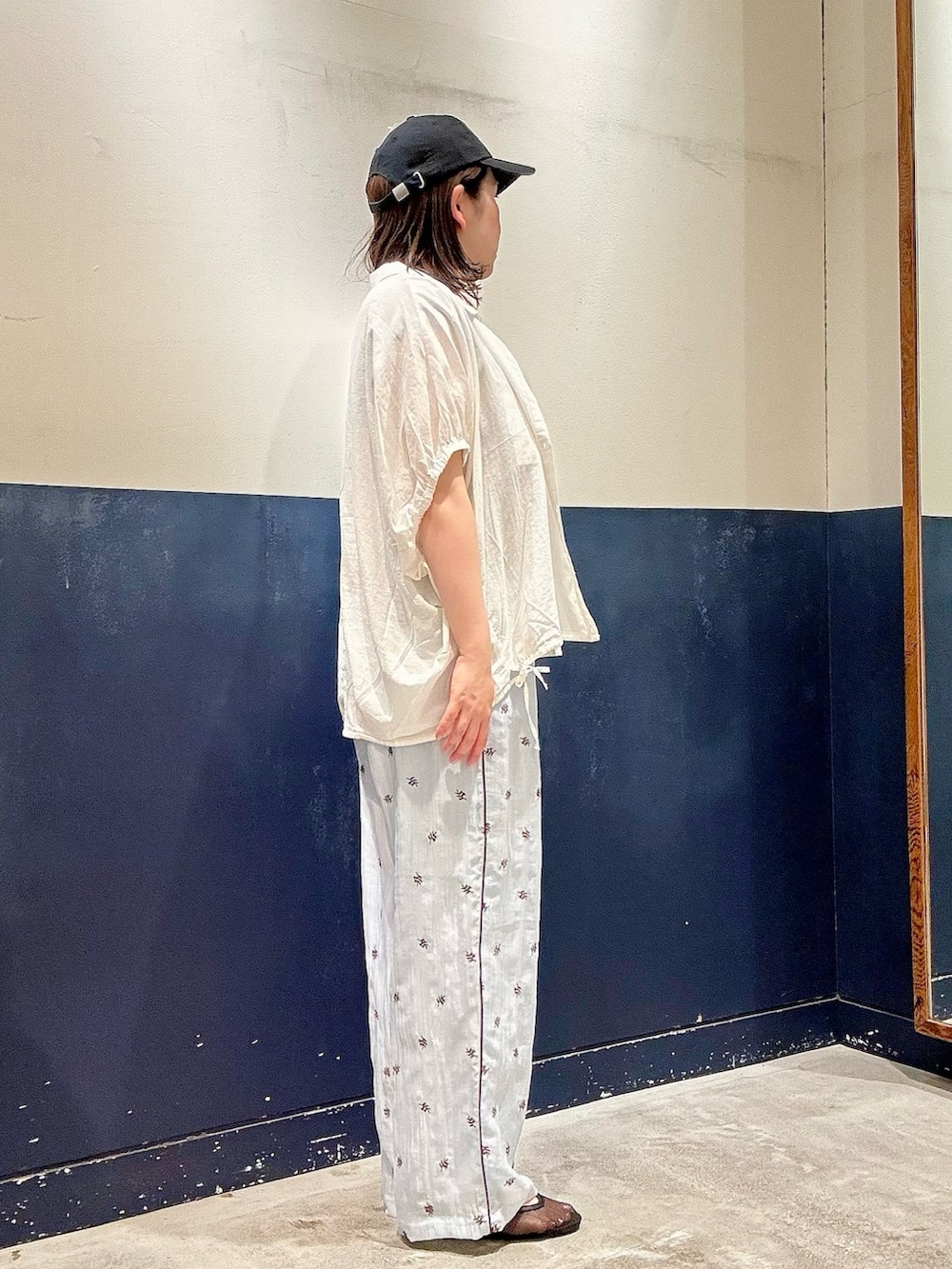 ブラック系のパンプス、グレー系のTシャツ/カットソー、ホワイト系のシャツ/ブラウスを着用したレディースの夏コーディネートの2枚目の写真