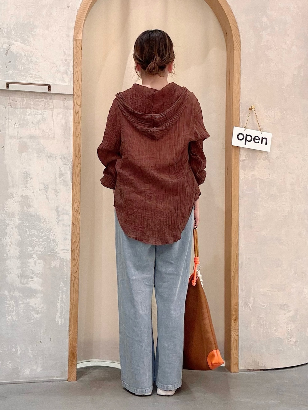 ブルー系のサロペット/オーバーオール、イエロー系のショルダーバッグ、ブラウン系のシャツ/ブラウスを着用したレディースの夏コーディネートの3枚目の写真